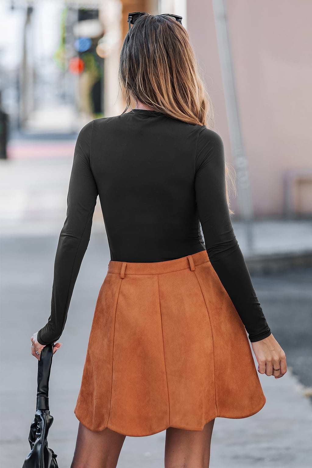 Jupe courte orange boutons sur le devant
