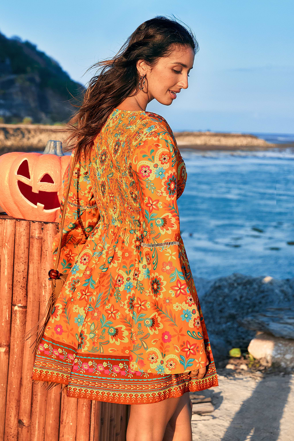 Robe courte florale manches de cloche