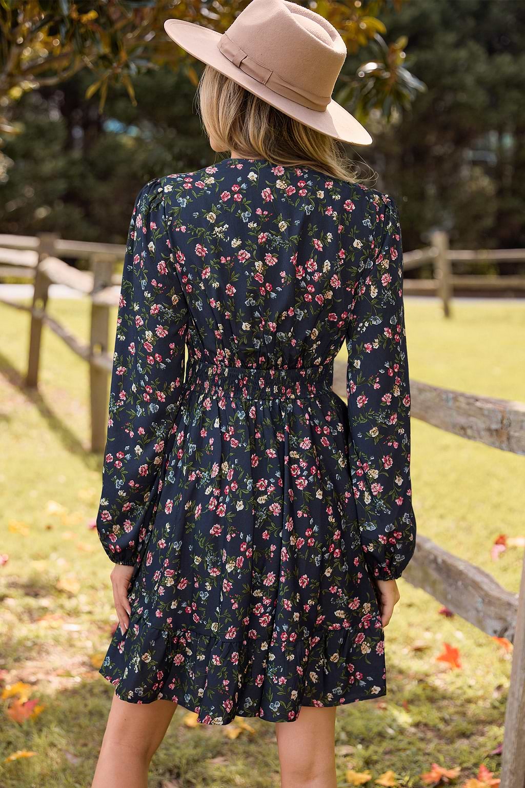 Robe florale courte col V manches longues