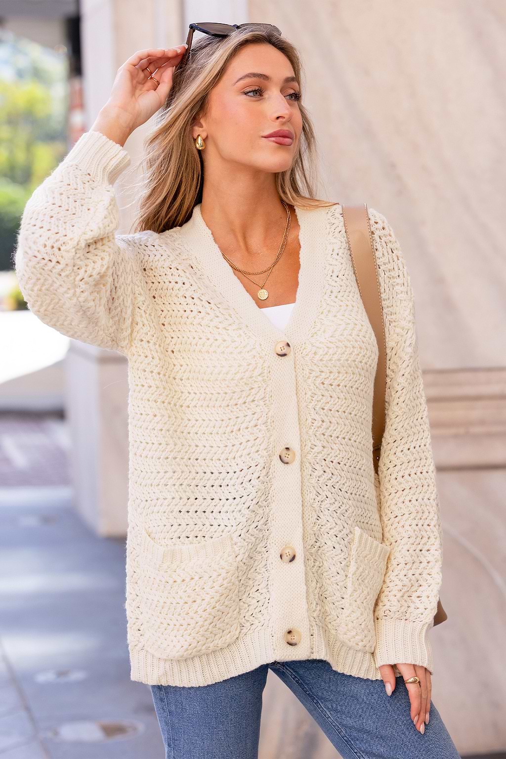 Pull crème col V boutons sur le devant