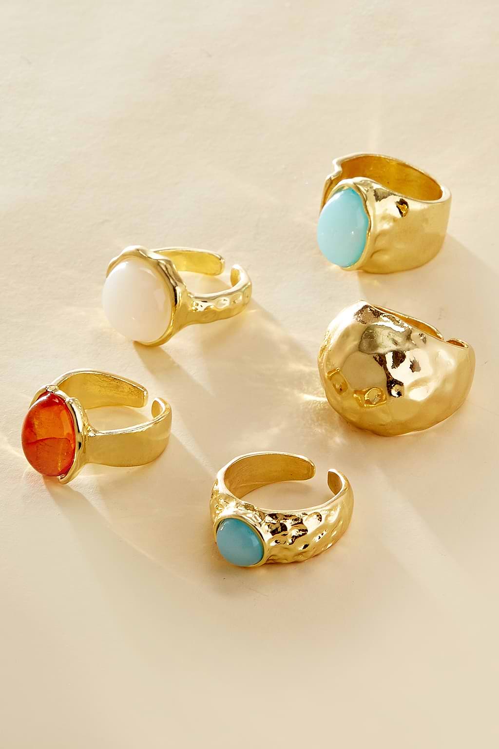 Set di anelli color oro con quadrante