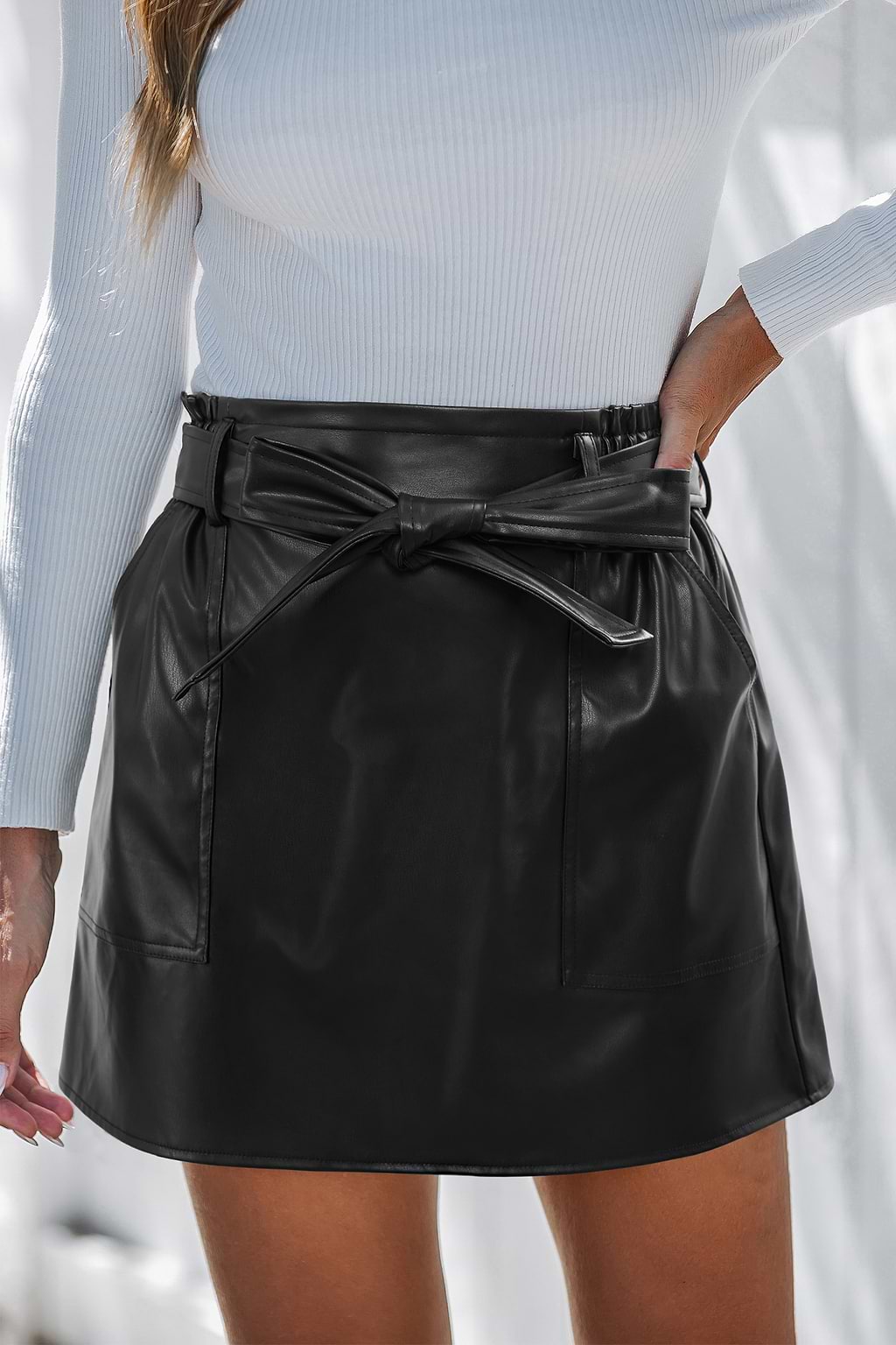 Jupe courte noire ceinturée simili cuir