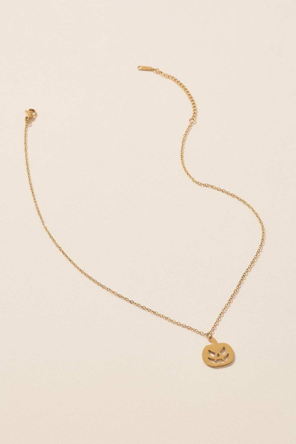 Collar dorado con linterna crepuscular