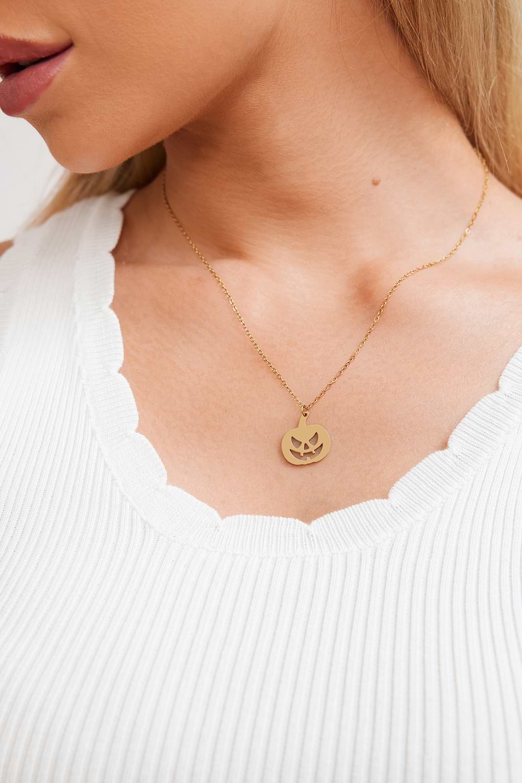 Collar dorado con linterna crepuscular