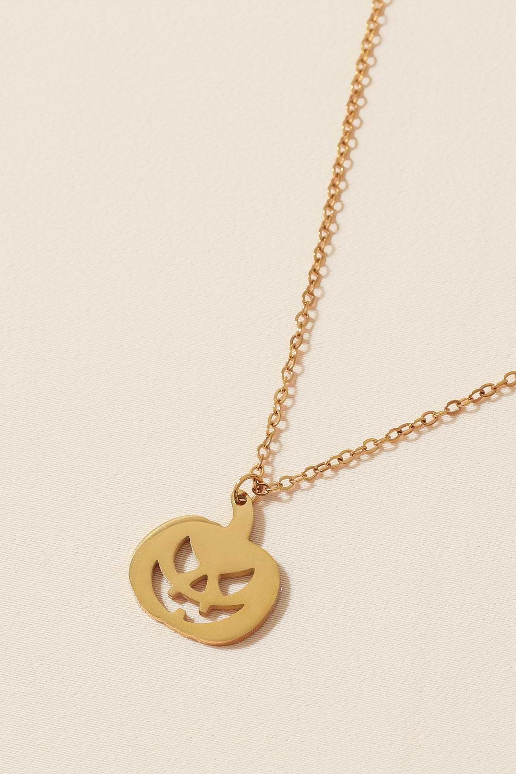 Collier doré avec pendentif citrouille