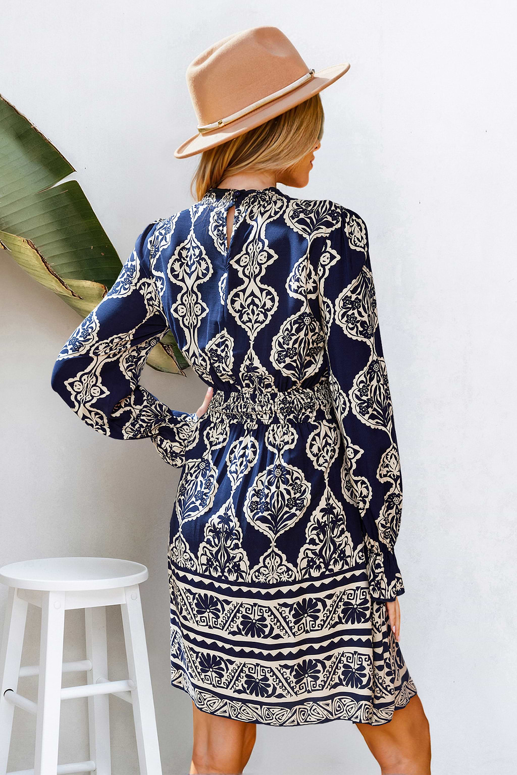 Vestido mini adornado que no puedes apartar la mirada