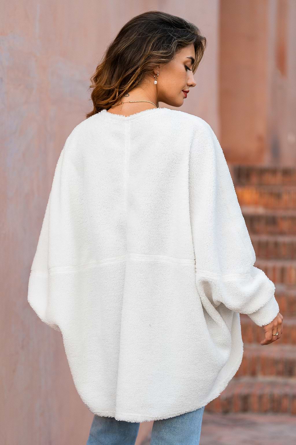 Veste blanche ouvert sur le devant manches dolman