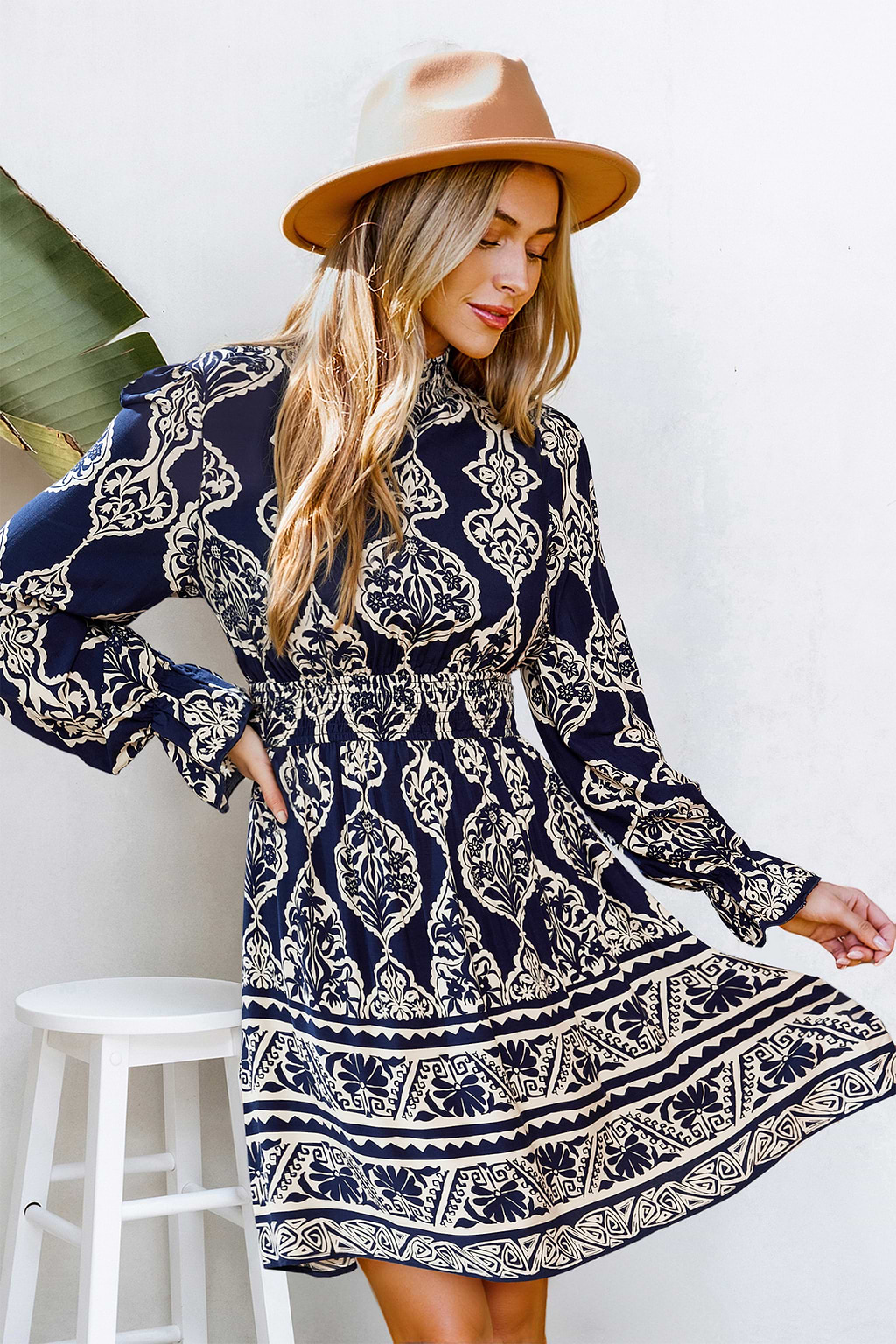 Vestido mini adornado que no puedes apartar la mirada