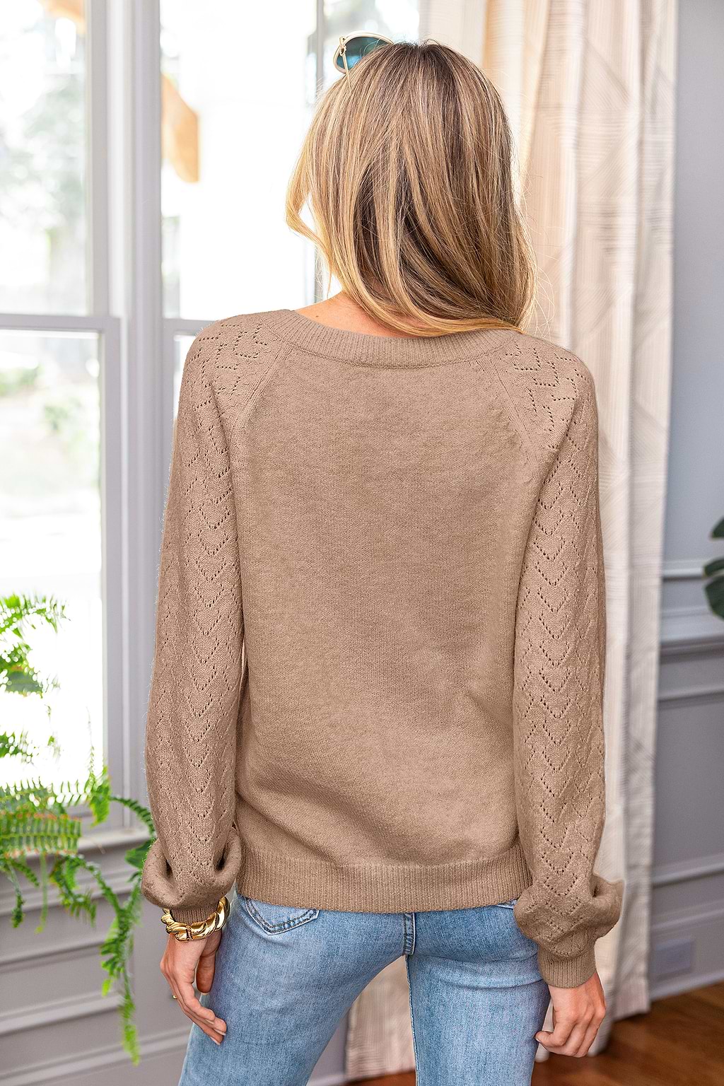 Pull beige col V en tricot manches longues