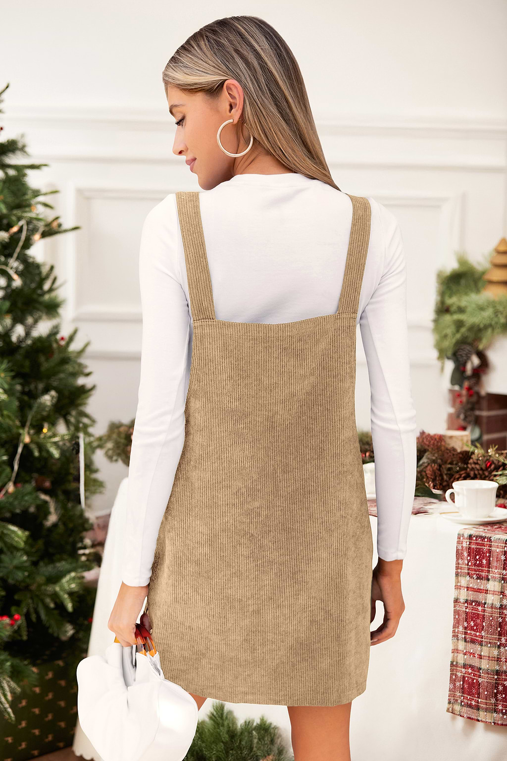 Robe courte beige col carré