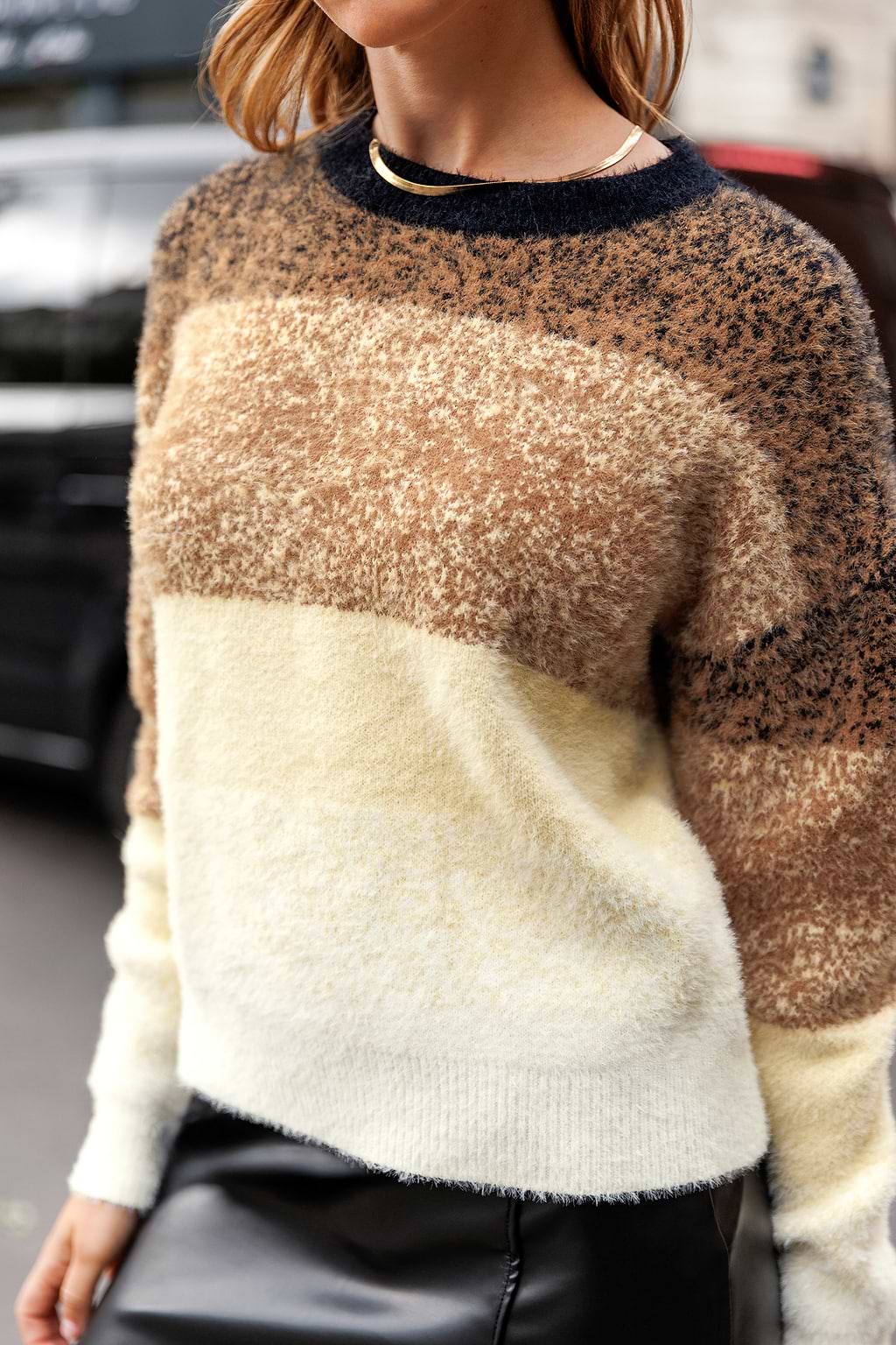 Pull marron tricoté à rayures col rond