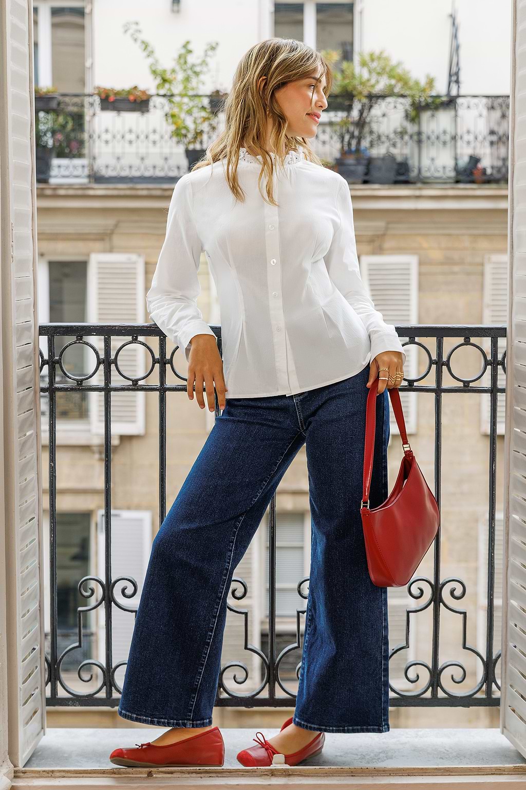 Blouse blanche col haut garniture à volants