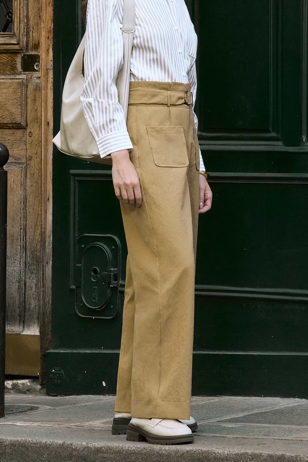 Pantalon kaki ceinturé à poches