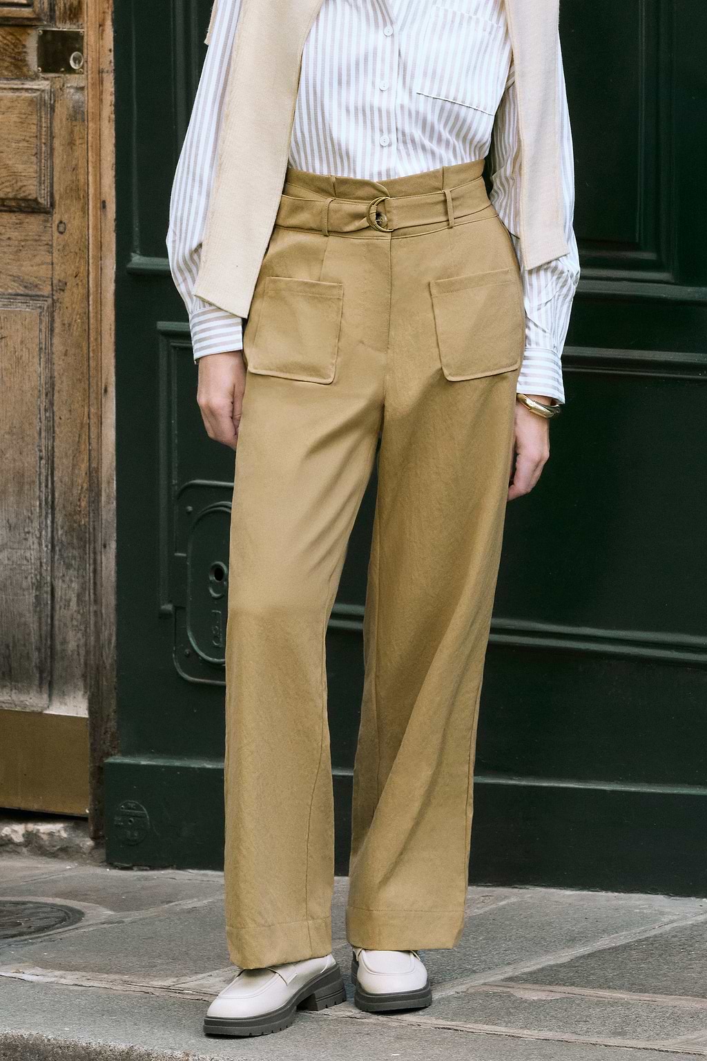 Pantalon kaki ceinturé à poches