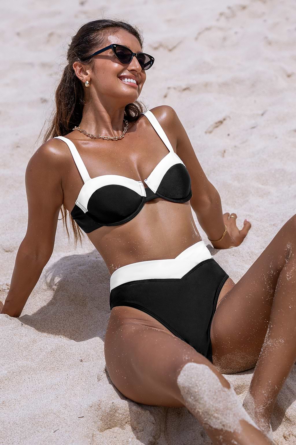 Colorblock Underwire Bikini Top & V-Waist Bottoms Set