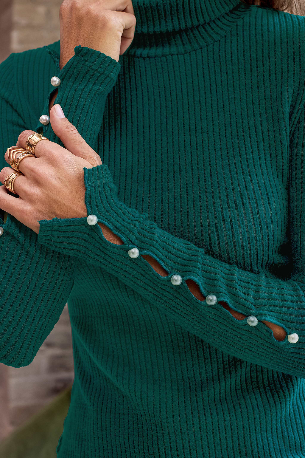 Top vert col roulé avec perles