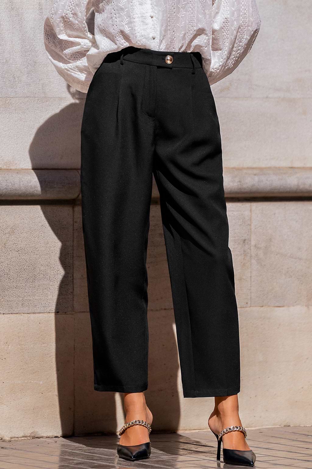Pantalon noir plissé jambe droite