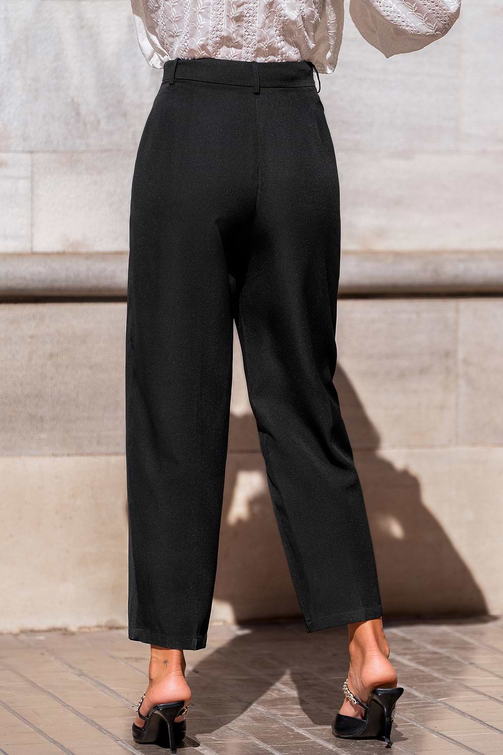 Pantalon noir plissé jambe droite