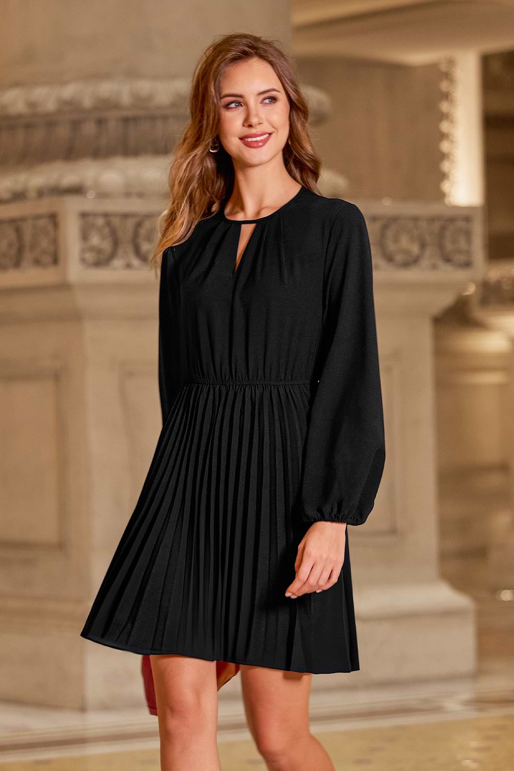 Robe courte noire plissée col rond