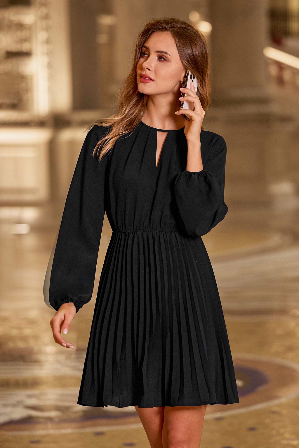 Robe courte noire plissée col rond