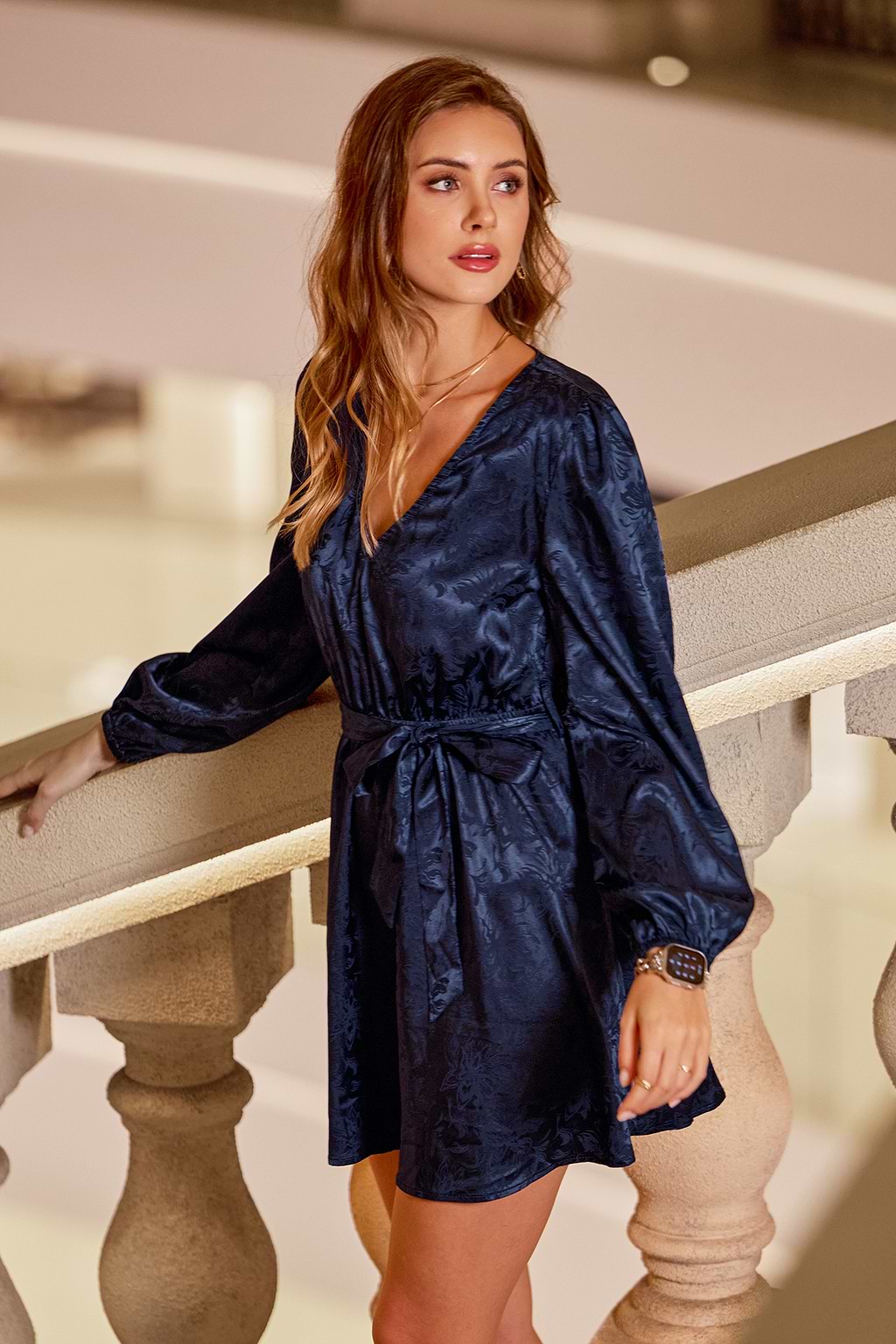 Marineblaues V-Ausschnitt Lange Ärmel Mini-Satinkleid