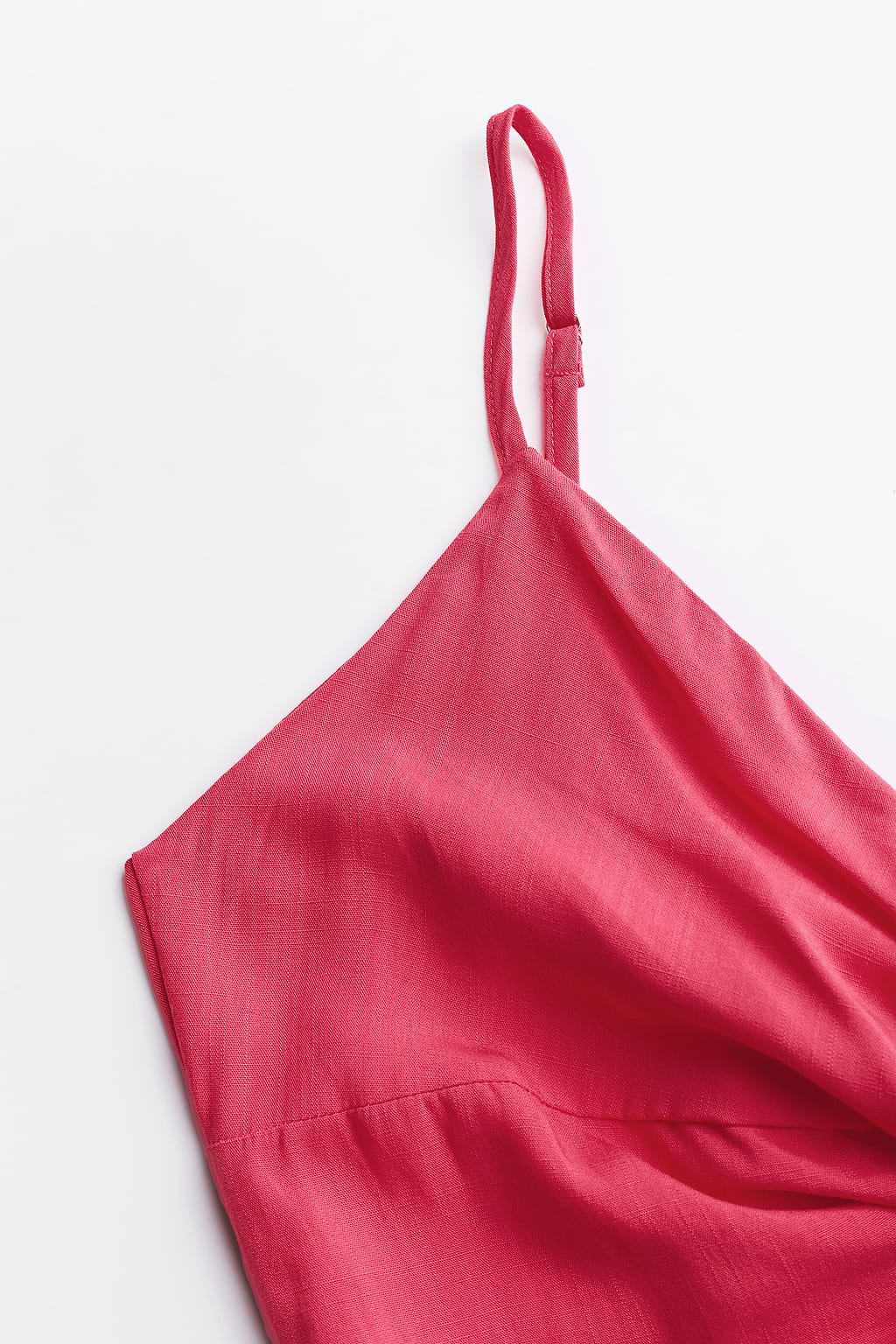 Rosa geknotetes Maxikleid mit Schlüsselloch
