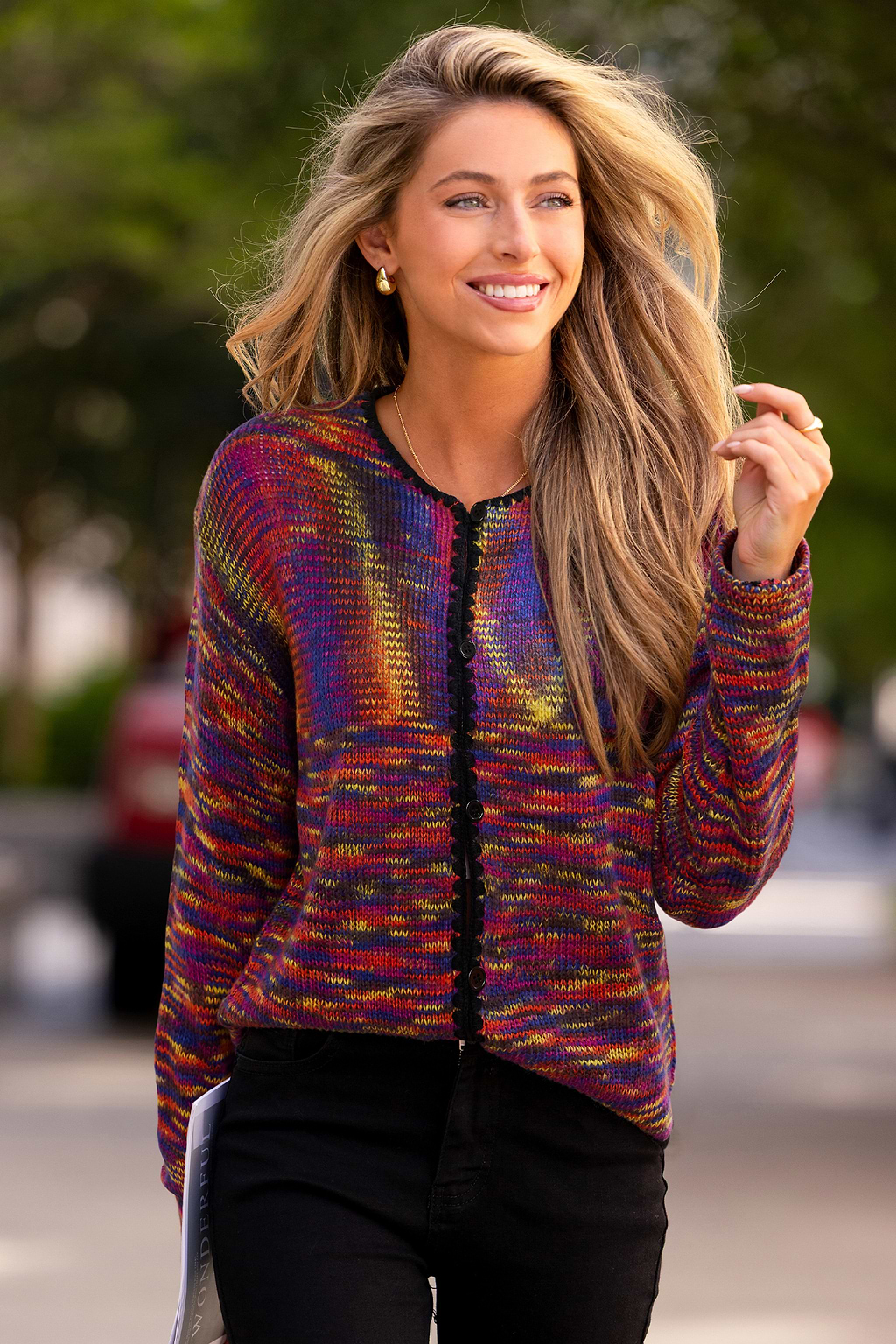 È un cardigan arcobaleno surreale