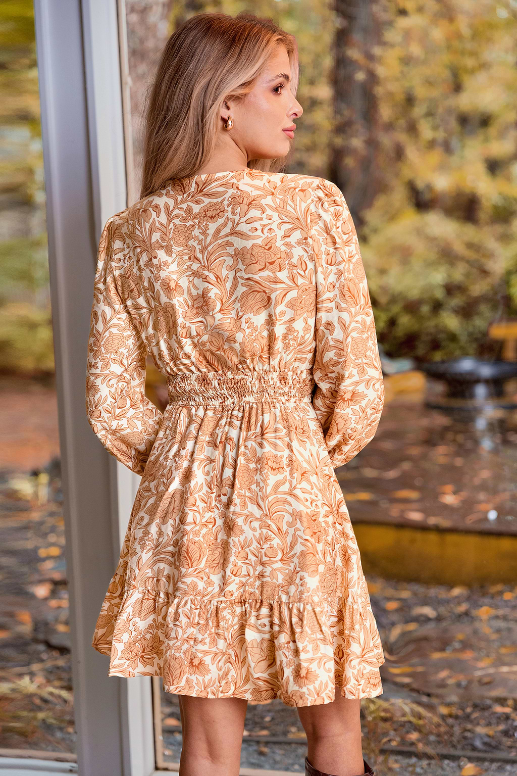 Robe courte florale smockée col surplis