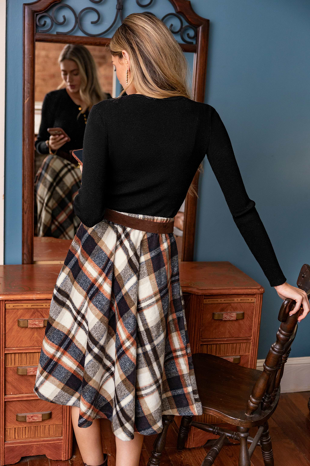 Top in maglia nera con occhi stellati