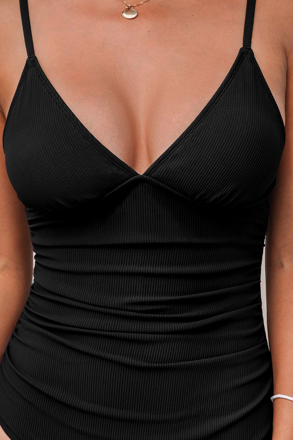 Traje de baño de una pieza negro fuera de personaje