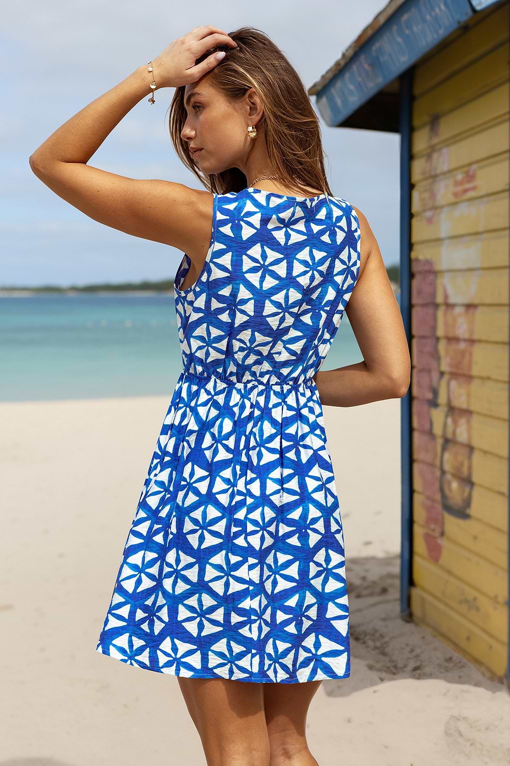 Robe courte bleue tissée col plongeant