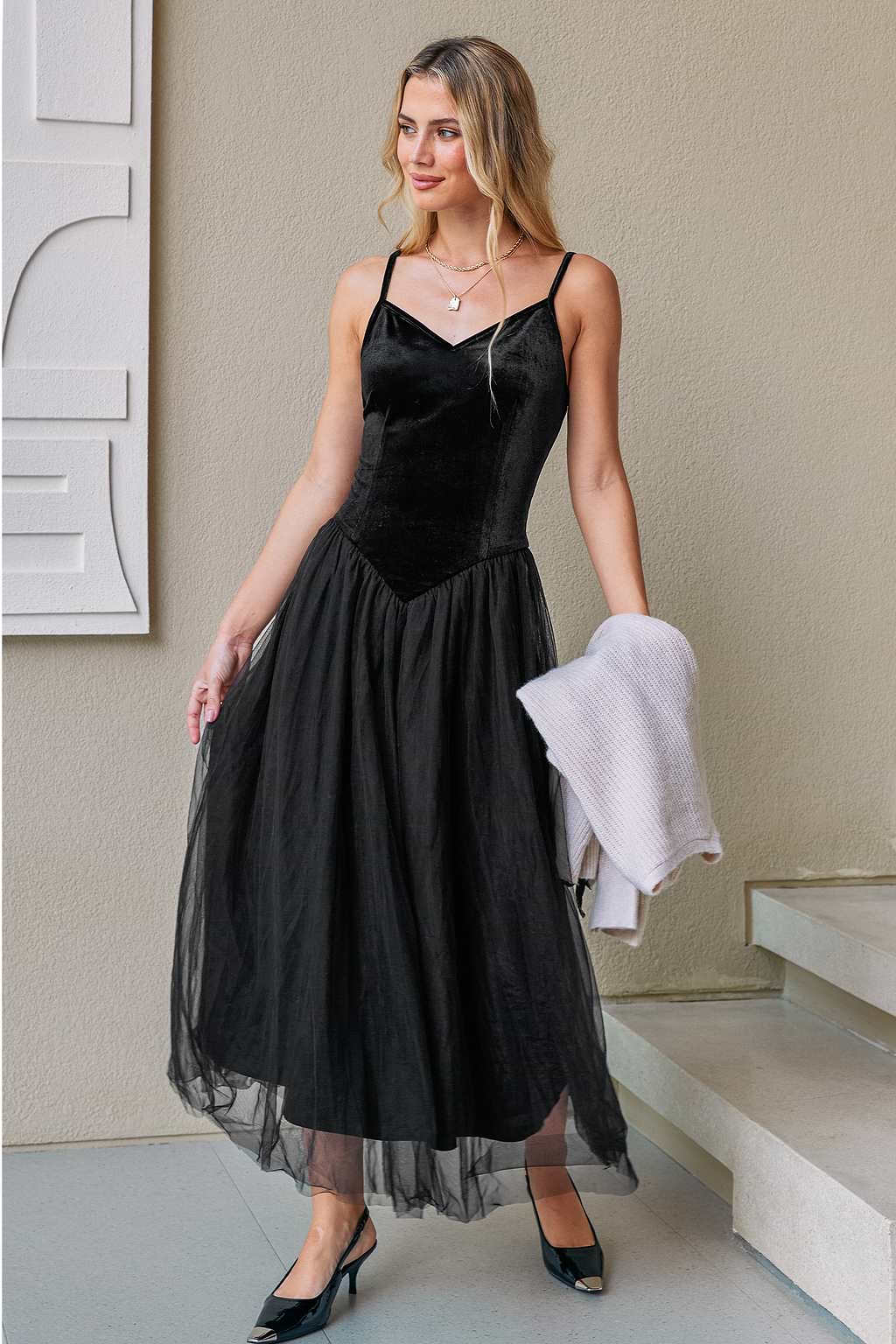 Robe longue noire taille tombante col V sans manches