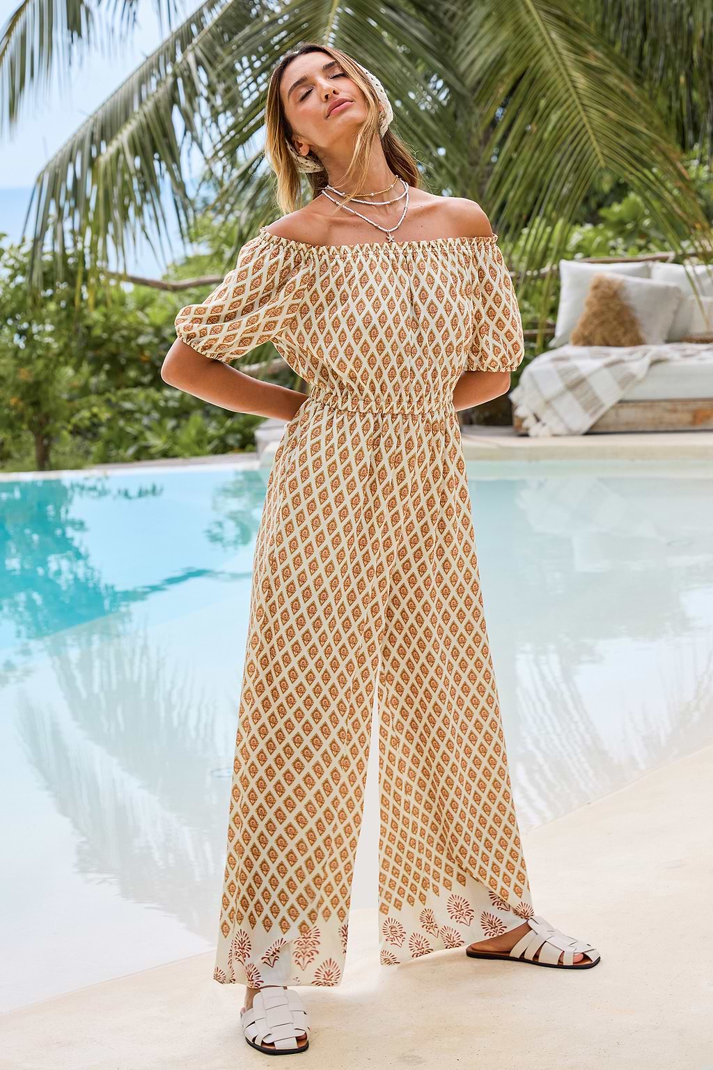Schulterfreier Geoprint Kurzarm Jumpsuit