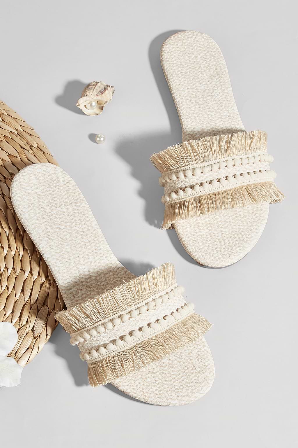 Strohsandalen mit Fransen