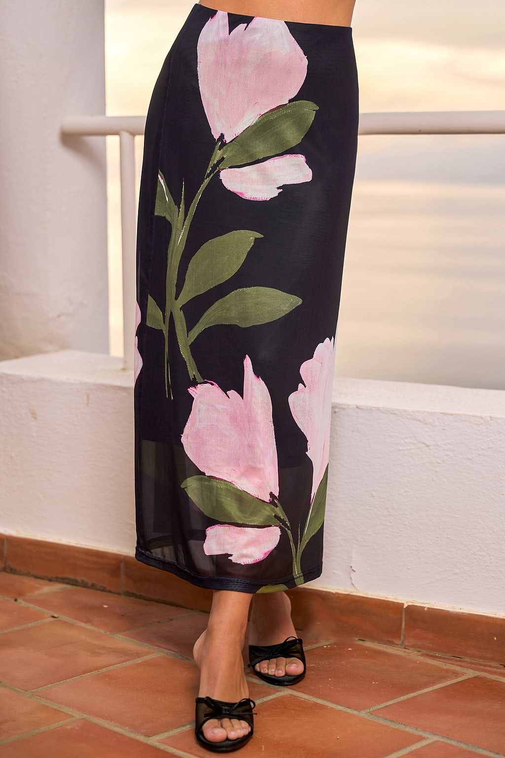 Falda midi con estampado floral de peonías florecientes