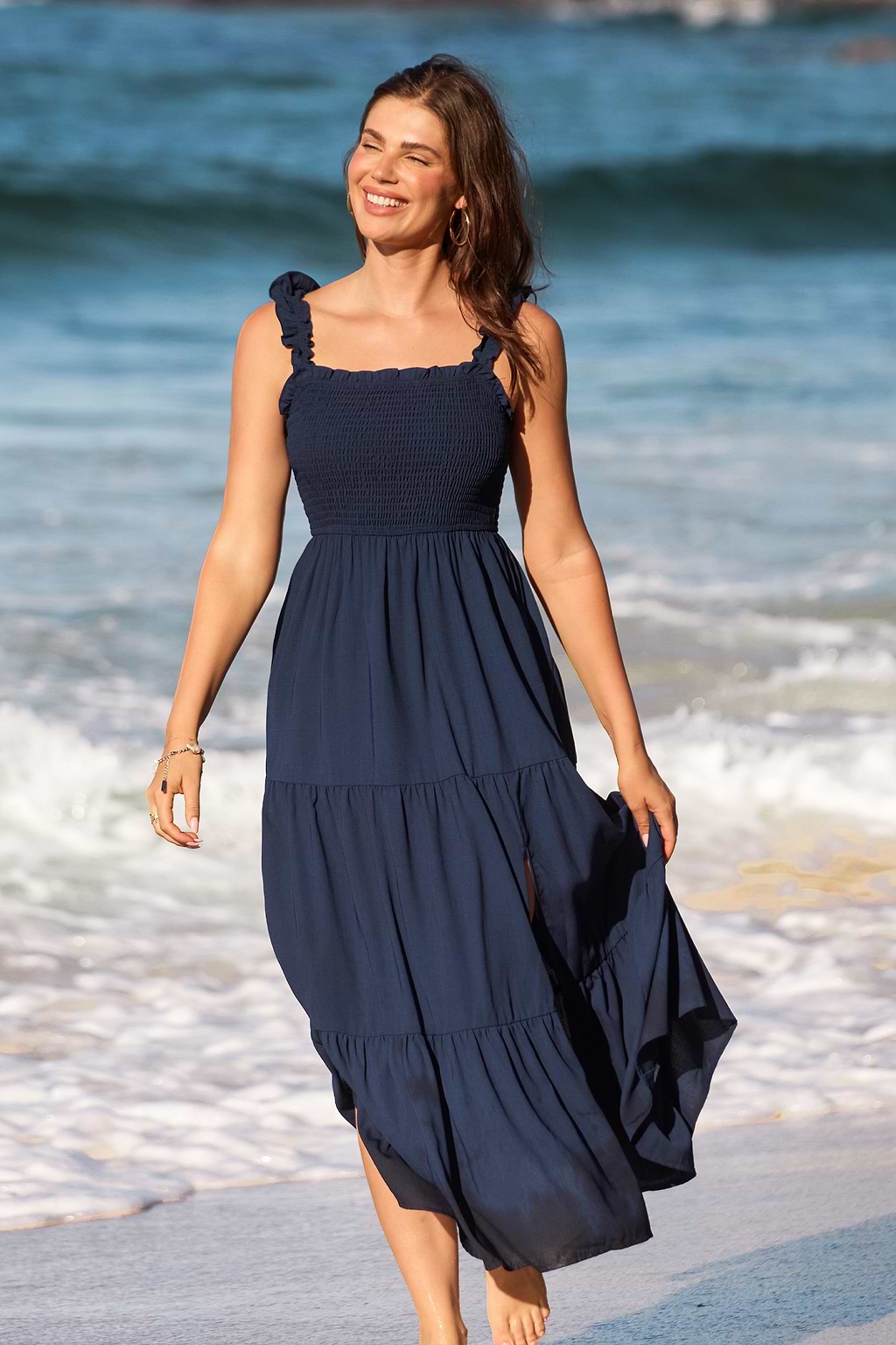 Niebieska sukienka maxi z dodatkowymi punktami