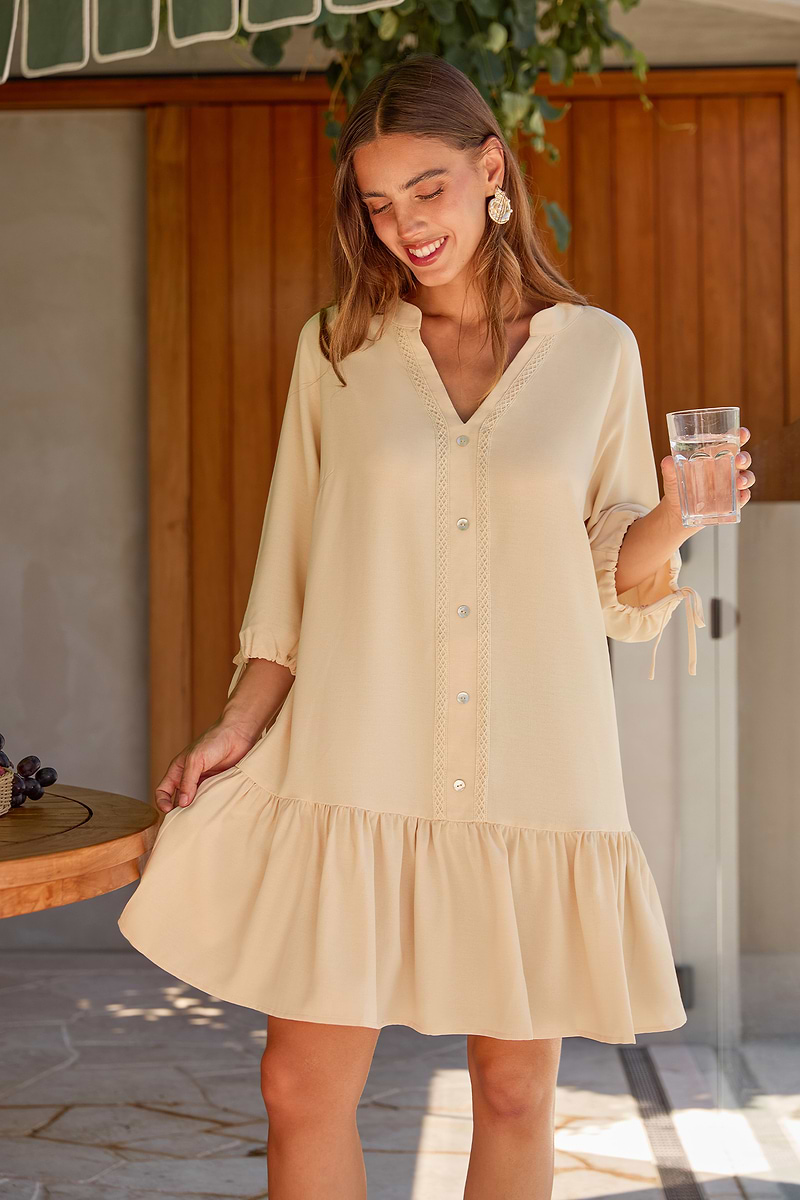 Robe courte beige col cranté demi manches