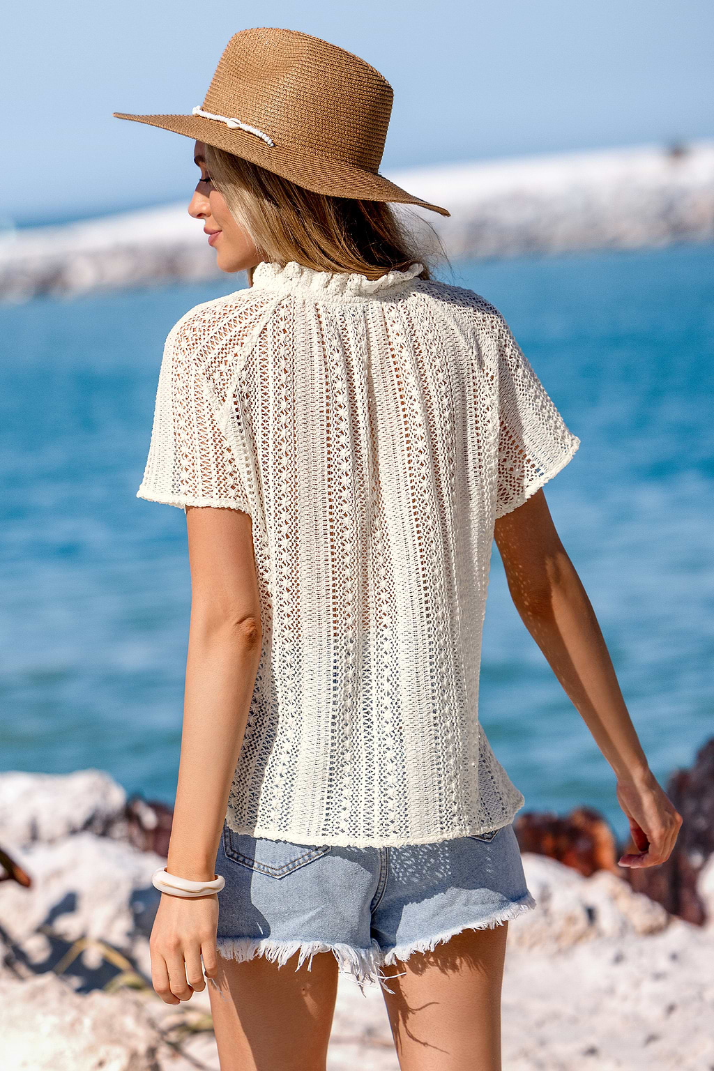 Parte superior color crema de hierba ondulante