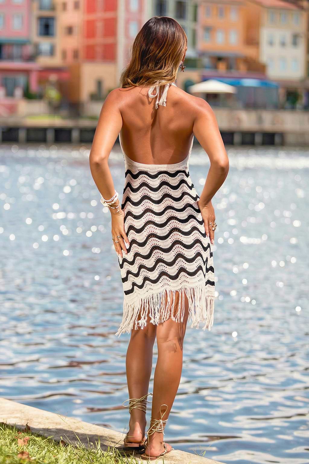 Sezonowa  okrywająca mini sukienka w paski