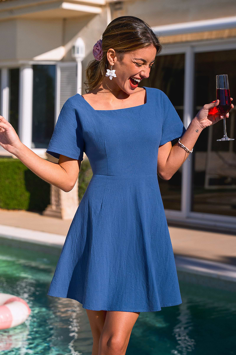 Robe courte bleue tissée col carré