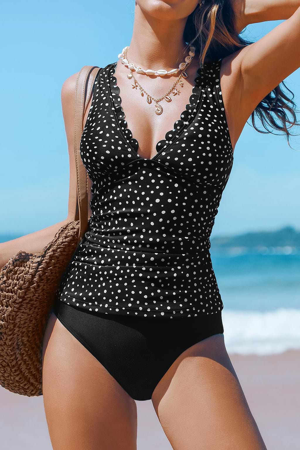Completo composto da tankini a pois smerlati e slip a vita alta