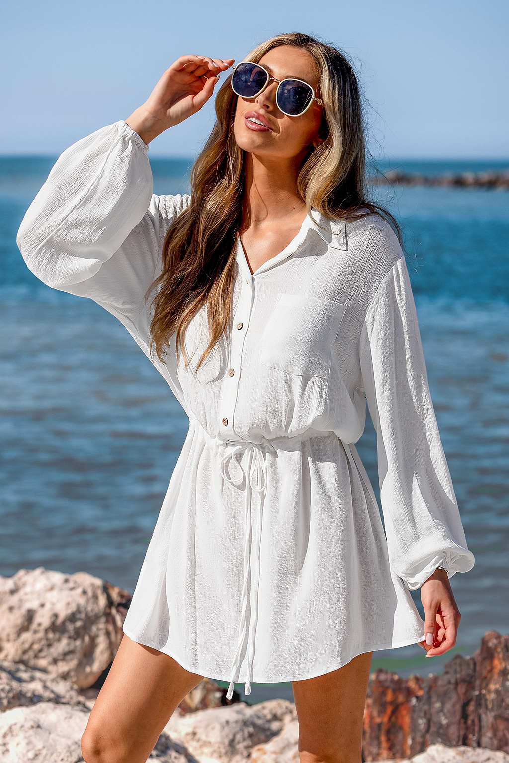 Robe cover up courte blanc nouer à la taille