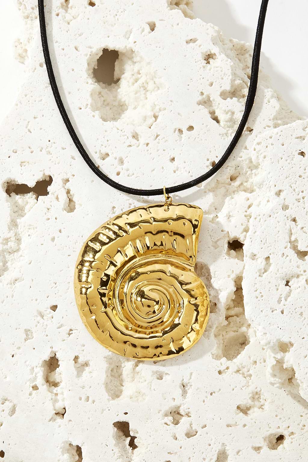 Goldfarbene Halskette mit Muschel-Anhänger