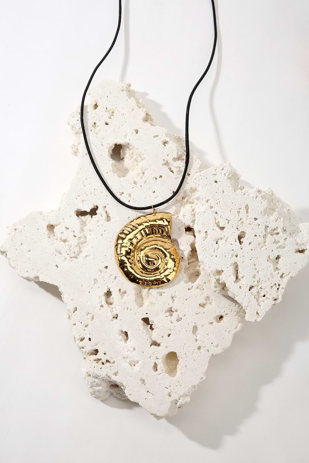 Debajo del collar azul dorado