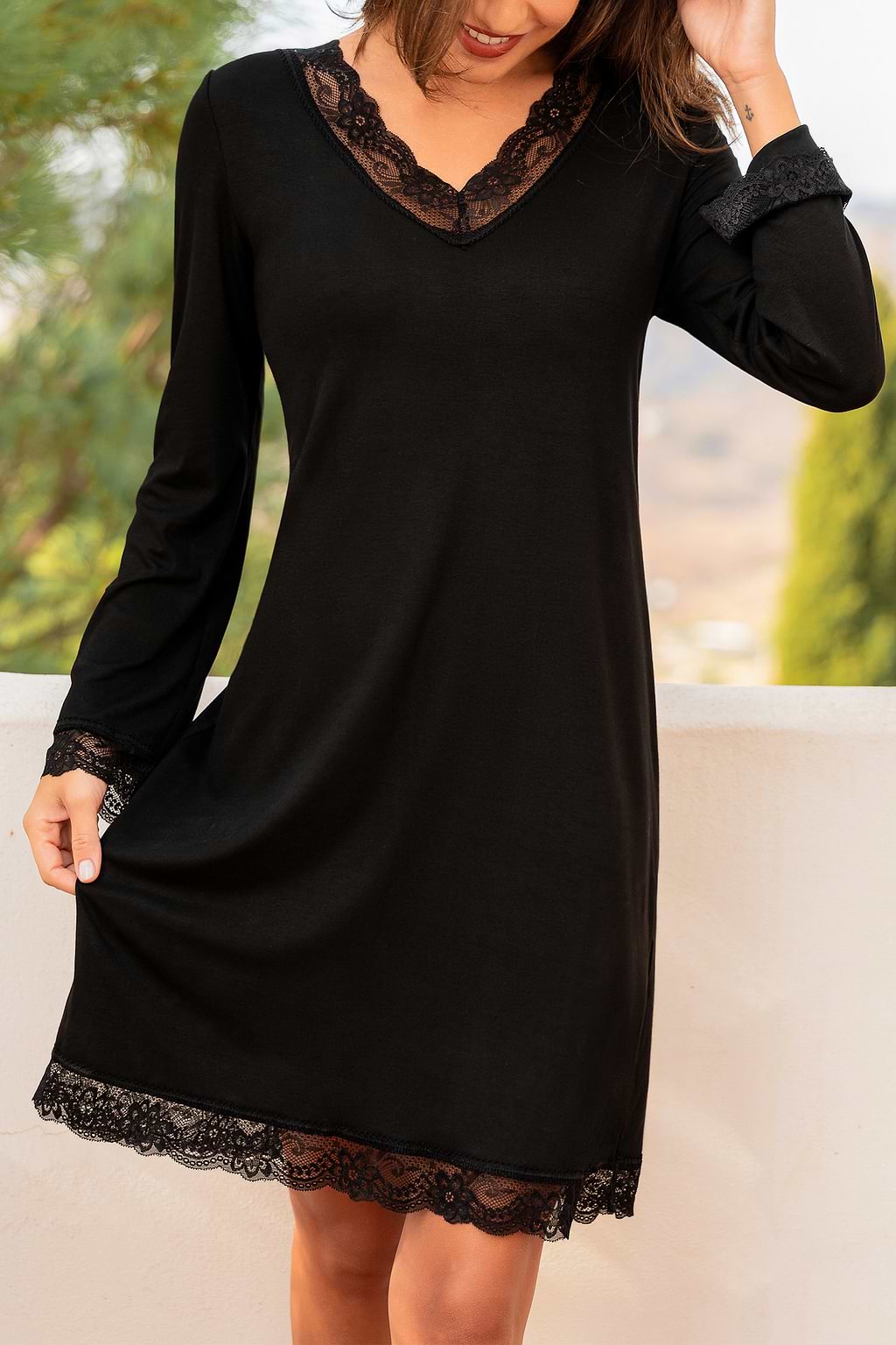 Nuisette noire col V avec dentelle
