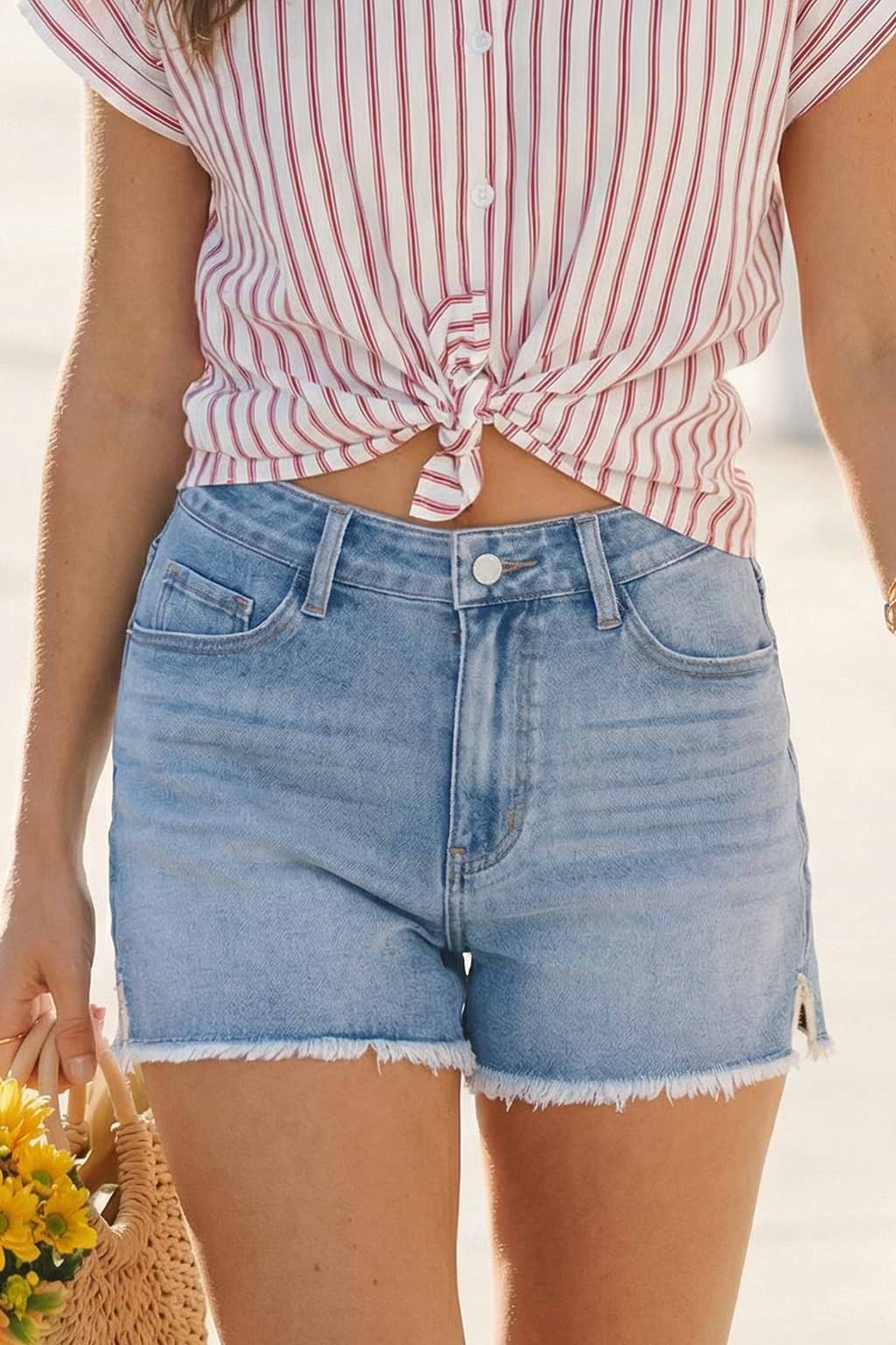 Blaue Denim-Jeansshorts mit Fransensaum