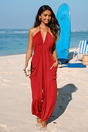 Je straalt in een rode jumpsuit