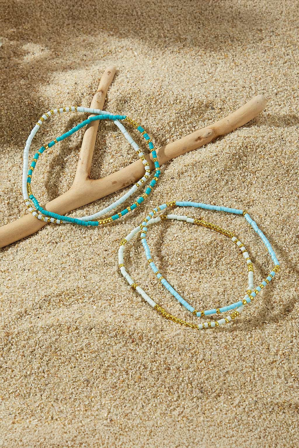 Set di braccialetti con perline blu calme