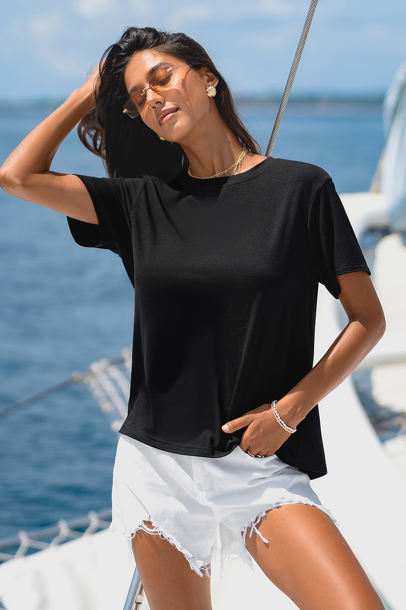 T-shirt noir col rond détails nœud papillon