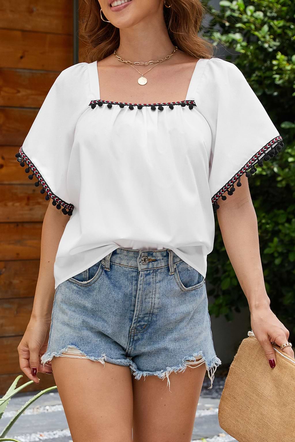 Top blanco con pompones y manga corta con cuello cuadrado